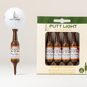 Pu&ograve; includere: Una pallina da golf bianca con il logo Putt Light Golf &egrave; posizionata sopra un tee da golf marrone a forma di bottiglia di birra. Accanto, una scatola di cartone contiene cinque tee marroni a forma di bottiglia, etichettati Putt Light.