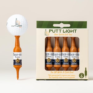 Pu&ograve; includere: Una pallina da golf bianca appoggiata su un tee da golf marrone a forma di bottiglia di birra, accanto a una scatola di cartone contenente sei tee identici. La confezione riporta il testo PUTT LIGHT, Beer Bottle Golf Tees, Fore-on Extra e Tee Off With A Cold One.