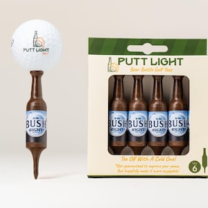 Pu&ograve; includere: Una pallina da golf bianca con il logo Putt Light &egrave; posizionata sopra un tee da golf marrone a forma di bottiglia di birra. Accanto c'&egrave; una scatola di cartone contenente quattro tee da golf marroni identici, etichettati Putt Light Beer Bottle Golf Tees.