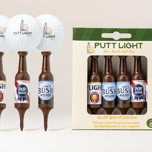 Pu&ograve; includere: Tre palline da golf bianche con il logo Putt Light, ciascuna appoggiata su un tee da golf marrone a forma di bottiglia di birra. Accanto c'&egrave; una scatola di cartone contenente sei di questi tee a forma di bottiglia, etichettati Putt Light.