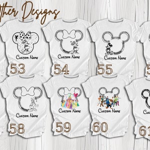 Pu&ograve; includere: Un set di dieci t-shirt bianche con diversi disegni di personaggi Disney in bianco e nero. Ogni t-shirt ha un numero da 52 a 61 stampato in basso. Il testo "Custom Name" &egrave; stampato sotto ogni disegno.