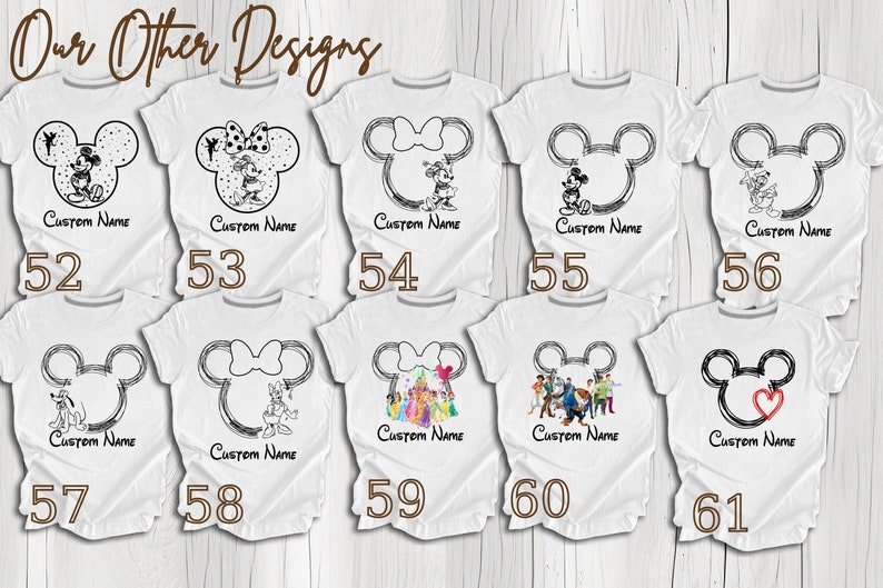 Pu&ograve; includere: Un set di dieci t-shirt bianche con diversi disegni di personaggi Disney in bianco e nero. Ogni t-shirt ha un numero da 52 a 61 stampato in basso. Il testo "Custom Name" &egrave; stampato sotto ogni disegno.