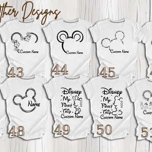 Pu&ograve; includere: Un set di 10 magliette bianche con diversi design a tema Disney. I design includono le orecchie di Topolino, un cuore floreale e il testo "Disney My First Trip".