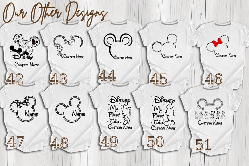 Pu&ograve; includere: Un set di 10 magliette bianche con diversi design a tema Disney. I design includono le orecchie di Topolino, un cuore floreale e il testo "Disney My First Trip".