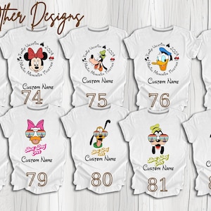 Pu&ograve; includere: Dieci magliette bianche con diversi disegni di personaggi Disney. Le magliette presentano Topolino, Minnie Mouse, Paperino, Pippo e Pluto con occhiali da sole. Il testo "Family Vacation 2024 Make Memories Together" &egrave; sulle magliette con Topolino, Minnie Mouse, Paperino e Pippo. Il testo "Best Day Ever" &egrave; sulle magliette con Topolino, Minnie Mouse, Paperino, Pippo e Pluto. Le magliette sono numerate da 73 a 82.
