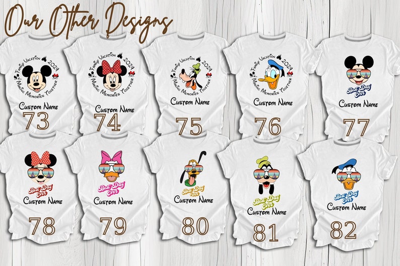 Pu&ograve; includere: Dieci magliette bianche con diversi disegni di personaggi Disney. Le magliette presentano Topolino, Minnie Mouse, Paperino, Pippo e Pluto con occhiali da sole. Il testo "Family Vacation 2024 Make Memories Together" &egrave; sulle magliette con Topolino, Minnie Mouse, Paperino e Pippo. Il testo "Best Day Ever" &egrave; sulle magliette con Topolino, Minnie Mouse, Paperino, Pippo e Pluto. Le magliette sono numerate da 73 a 82.