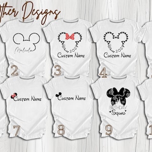 Pu&ograve; includere: Dieci diversi design per magliette con orecchie di Topolino, un fiocco e il testo "Custom Name". Alcuni design includono il testo "Birthday Squad" e "Disney 2024".