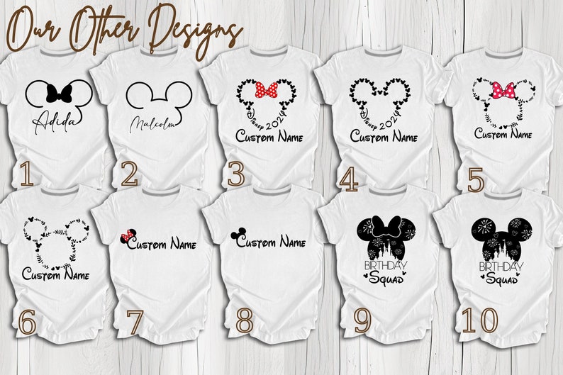 Pu&ograve; includere: Dieci diversi design per magliette con orecchie di Topolino, un fiocco e il testo "Custom Name". Alcuni design includono il testo "Birthday Squad" e "Disney 2024".
