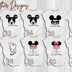 Pu&ograve; includere: Un set di dieci magliette bianche con vari disegni a tema Disney con Mickey Mouse e Minnie Mouse. I disegni includono Mickey e Minnie con occhiali da sole, Mickey e Minnie con un castello, Mickey e Minnie con un castello e i numeri 20 e 24, Mickey e Minnie con il testo "Primo viaggio a Disney", e Mickey e Minnie con il testo "Disney".