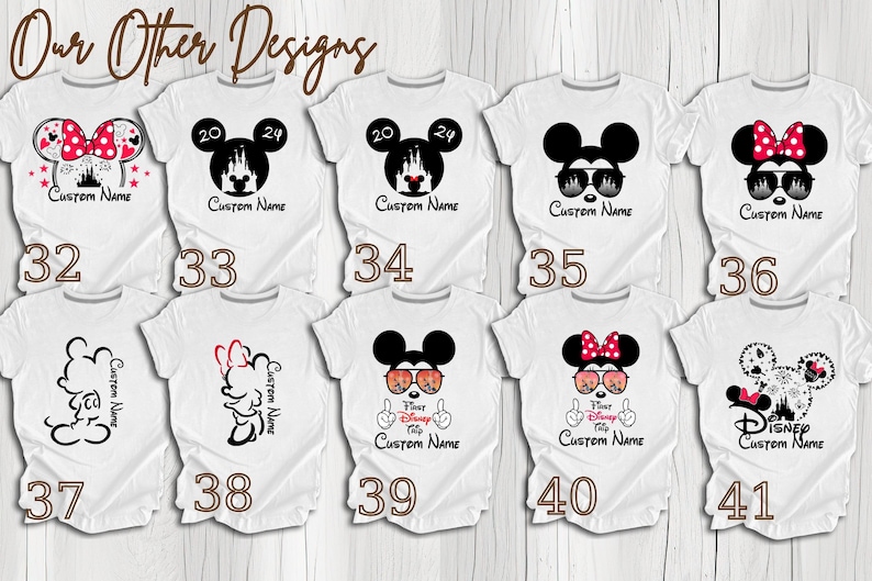 Pu&ograve; includere: Un set di dieci magliette bianche con vari disegni a tema Disney con Mickey Mouse e Minnie Mouse. I disegni includono Mickey e Minnie con occhiali da sole, Mickey e Minnie con un castello, Mickey e Minnie con un castello e i numeri 20 e 24, Mickey e Minnie con il testo "Primo viaggio a Disney", e Mickey e Minnie con il testo "Disney".