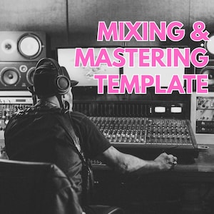 Könnte beinhalten: Schwarz-Weiß-Bild eines Toningenieurs an einem Mischpult in einem Tonstudio. Der Text "MIXING & MASTERING TEMPLATE" ist rosa. Der Toningenieur trägt Kopfhörer und konzentriert sich auf die Ausrüstung.