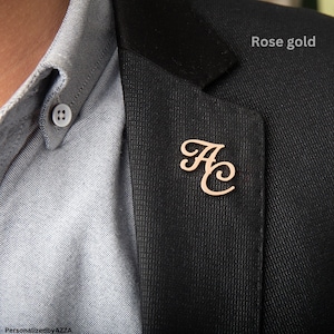Broche de solapa con iniciales personalizado, broche de solapa con letras únicas, broche con etiqueta con logotipo personalizado, broche con iniciales de oro, regalo para papá, broche para novio