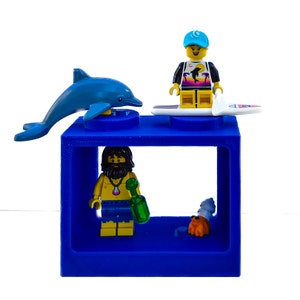 Blå Minfig-displayhyllkloss | Montera den. Visa upp den. Bygg med den. | KOMPATIBEL MED LEGO Classic-klossar och minifigurer