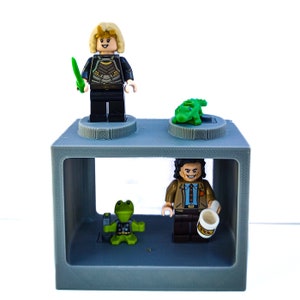 Grå Minfig-displayhylla | Montera den. Visa upp den. Bygg med den. | KOMPATIBEL MED LEGO Classic-klossar och minifigurer