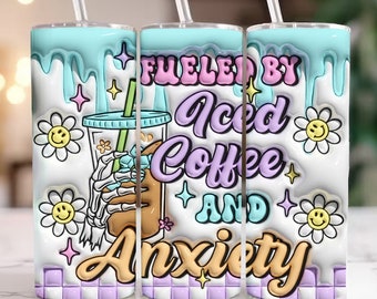 Puede incluir: Un juego de tres vasos de acero inoxidable con fondo blanco y gráficos de dibujos animados coloridos. Los vasos presentan una taza de café helado de dibujos animados, flores, estrellas y el texto "Fueled by Iced Coffee and Anxiety".