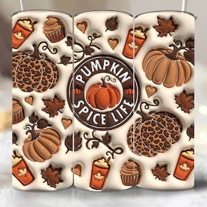 Puede incluir: Tres vasos blancos con un diseño de otoño. Los vasos presentan calabazas, hojas y el texto "Pumpkin Spice Life".
