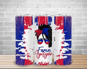Puede incluir: Un vaso blanco con un diseño de salpicaduras de pintura roja, azul y blanca. El vaso presenta una ilustración en blanco y negro de una persona con gafas de sol con la bandera haitiana en las lentes. El texto "Famin Ayisyen" está escrito debajo de la ilustración.