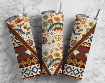 Puede incluir: Tres vasos de acero inoxidable con un diseño psicodélico colorido que presenta arcoíris, signos de paz, flores y hongos. Los vasos tienen un patrón geométrico marrón y dorado en la mitad inferior.