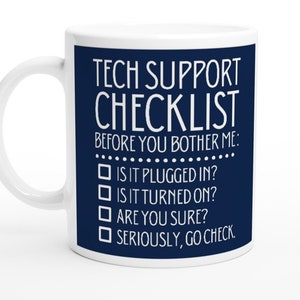 Può includere: Una tazza in ceramica bianca con sfondo blu. La tazza ha una lista di controllo per il supporto tecnico che recita: "Lista di controllo del supporto tecnico Prima di disturbarmi: È collegato? È acceso? Sei sicuro? Seriamente, vai a controllare."