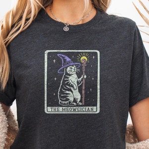 Das meowgician Katzenzauberer-Tarot-Karten-Shirt, lustiges Katzen-Zauberei-Wortspiel-T-Shirt, ungerades Fantasy-Kitty-Geschenk, Kartenspiel-Magie-Deck-Top, Katzen-Jole-T-Shirt