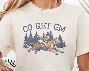 Camiseta Go Get Em Tiger, camiseta vintage de chica montando un tigre, regalo para amantes de los tigres, ropa bohemia atrevida y motivadora, moda vanguardista para festivales de rock