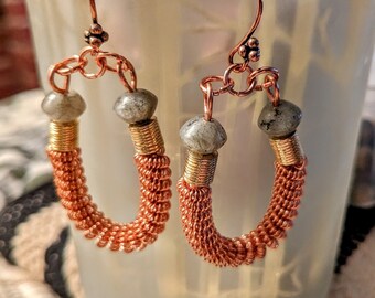 Boucles d'oreilles en forme de fer à cheval en labradorite et perles métalliques, faites main