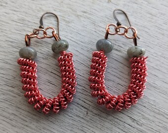 Boucles d'oreilles en forme de fer à cheval en labradorite et fil de fer couleur corail - fabriquées à la main !