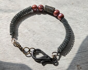 Élégance avec un avantage ! Bracelet spirale en fil d'acier galvanisé avec perles de jaspe et d'eau douce mauves