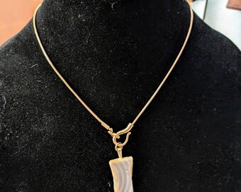 Collier vintage en verre ocre à l'uranium sur chaîne dorée. Longueur : 43 cm (17 pouces).