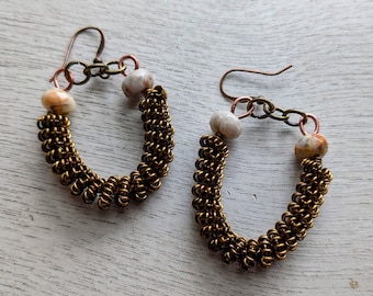 Boucles d'oreilles pendantes faites main en bronze vieilli avec des pierres semi-précieuses