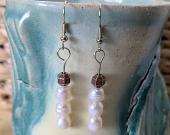 Boucles d'oreilles pendantes en perles de culture et perles géométriques en métal - élégantes bordures