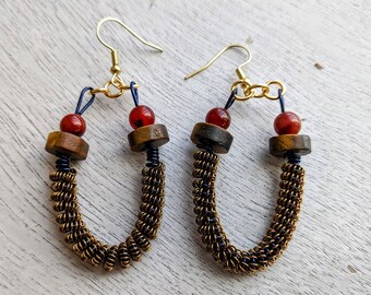 Boucles d'oreilles bleues et bronzées faites main avec cornaline et oeil de tigre