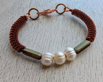 Bracelet en fil de cuivre foncé avec perles d'eau douce, fait main !