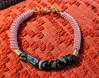 Bracelet en fil de fer enroulé fait main mis en valeur par de superbes perles tubulaires en jaspe
