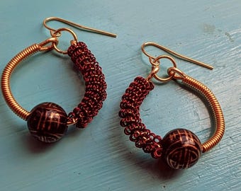 Boucles d'oreilles en fil torsadé faites main avec perles noires et dorées d'inspiration asiatique