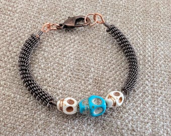 Halloween ou à tout moment : bracelet en fil de fer enroulé à la main avec des perles de tête de mort turquoises et blanches en wagnerite