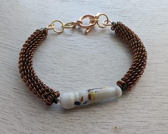 Bracelet en fil de fer torsadé fait main : perles de verre peintes, fil de cuivre antique
