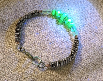 Bracelet en fil de verre tchèque en uranium enroulé à la main (livré avec une mini lampe de poche UV)