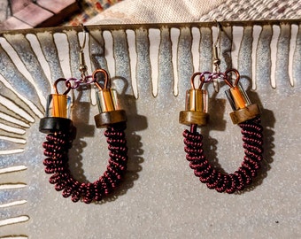Les couleurs ! Boucles d'oreilles en fil de fer rouge avec perles de canne de verre et oeil de tigre