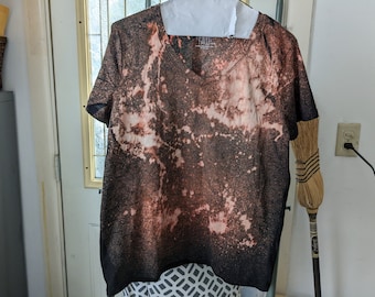 De l'art à porter ! T-shirt unique en son genre avec impression d'ombres portées de grillage à poules, femme L