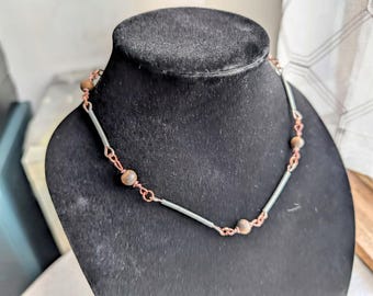 Collier fait main en cuivre interconnecté et perles en oeil de tigre