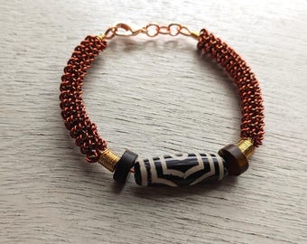 Bracelet en fil de fer enroulé fait main avec jaspe teint et oeil de tigre