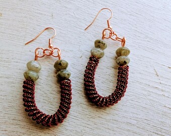 Boucles d'oreilles en forme de fer à cheval en labradorite et perles de fil de fer torsadées fabriquées à la main