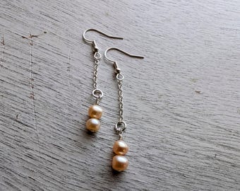 Boucles d'oreilles pendantes en perles de culture pêche et chaîne en argent