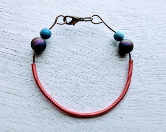 Bracelet en fil métallique avec bobine de fil corail et perles Druzy