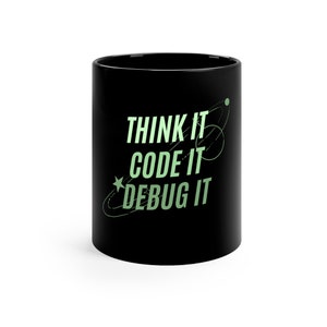 Könnte beinhalten: Schwarze Kaffeetasse mit einem weißen Design, auf dem "Think it Code it Debug it" mit einem grünen Stern und einem grünen Orbit-Design steht.