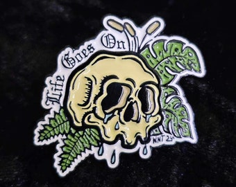 Life Goes On Schädel und Blumen Emaille Pin