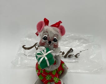 Annalee Cheery Girl Mouse Doll Holding Gift Mobiltree 2014 6” tall w/ Bag No Tags