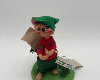 Annalee Earth Day Maus Puppe Missing Shovel Plant a Tree Maus Mobiltree Meredith NH 1991 18 cm hoch mit Etikett (Siehe Beschreibung)