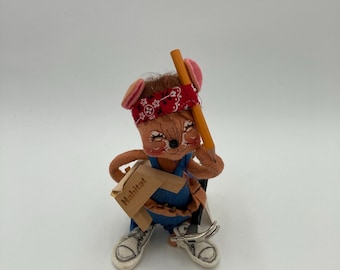 Muñeca de ratón Annalee Handyman con martillo, tablones faltantes, ratón de construcción Mobiltree Meredith NH 1994, 6" de alto, con etiqueta (ver descripción)